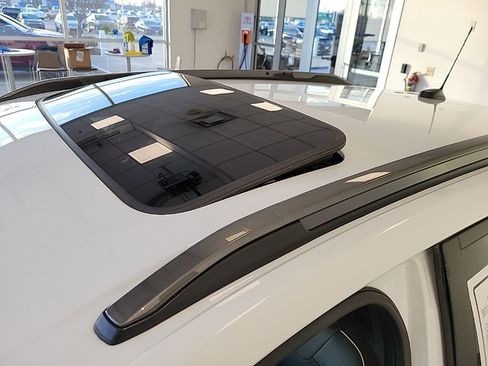 Used 2024 Chevrolet Trax ACTIV w/ Sunroof Package image 3