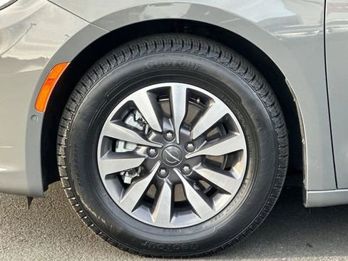 Used 2021 Chrysler Pacifica Touring-L image 32