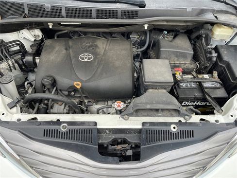 Used 2017 Toyota Sienna XLE image 11