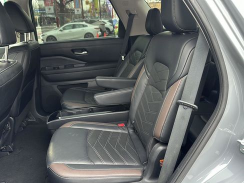 Used 2023 Nissan Pathfinder Platinum image 28