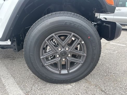 New 2025 Jeep Gladiator Sport image 3