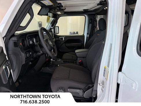 Used 2025 Jeep Gladiator Mojave w/ Safety Group AWD/4WD image 12