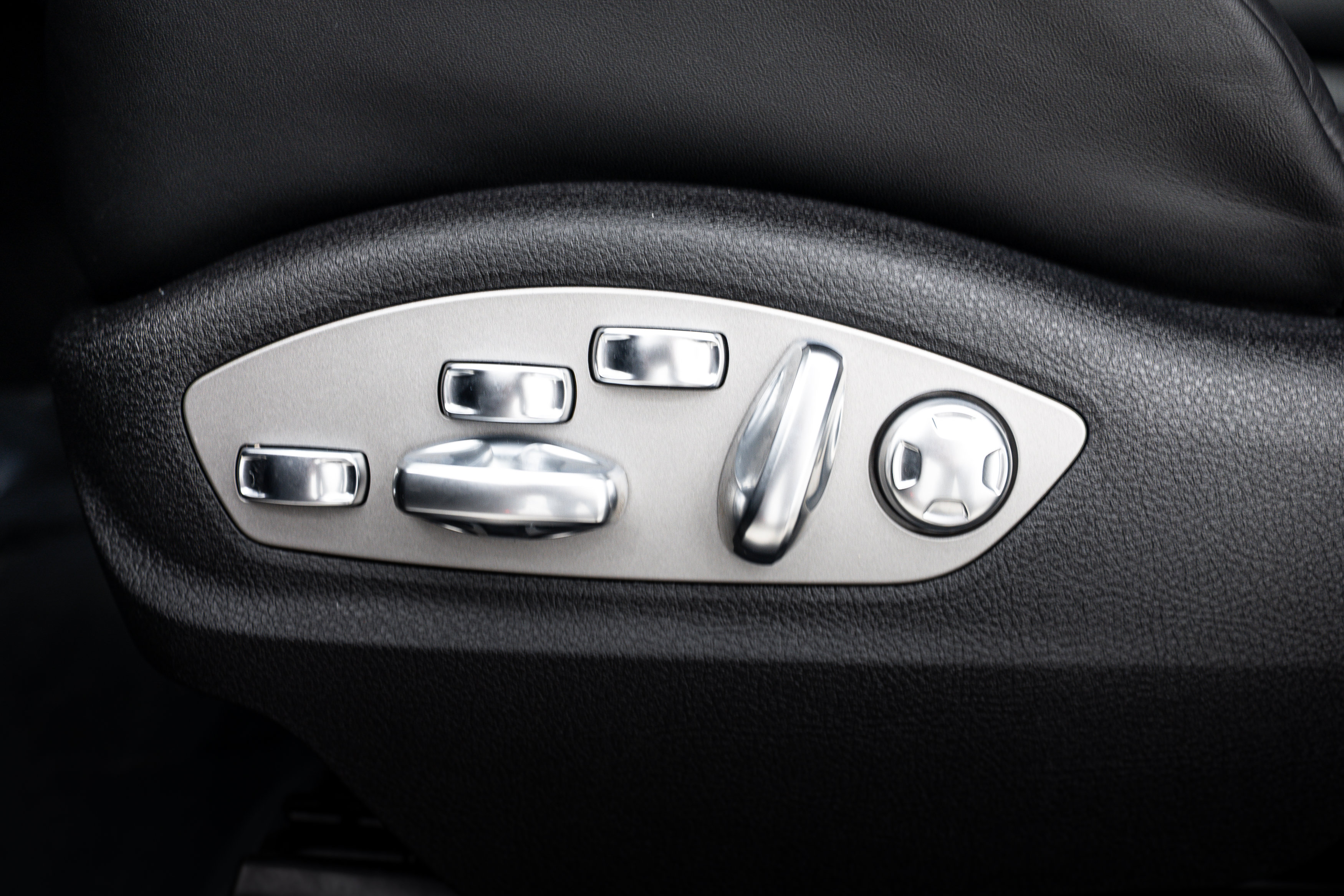 Certified 2026 Porsche Macan AWD/4WD image 19