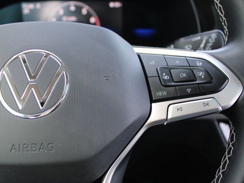 Certified 2023 Volkswagen Taos SE w/ Panoramic Sunroof Package image 12