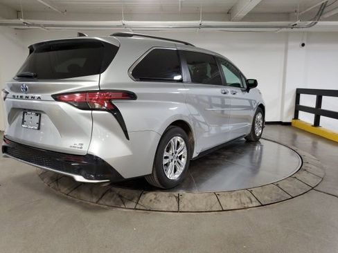Used 2021 Toyota Sienna XSE w/ XSE Plus Package image 8