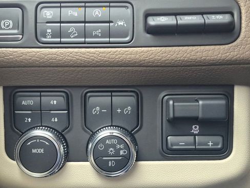 Used 2024 GMC Yukon Denali w/ Advanced Technology Package AWD/4WD image 10