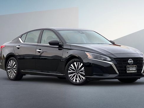 Certified 2024 Nissan Altima 2.5 SV image 2