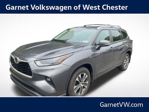 Used 2024 Toyota Highlander XLE AWD/4WD image 1