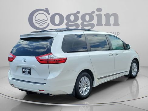 Used 2015 Toyota Sienna XLE w/ XLE Navigation Package FWD image 5