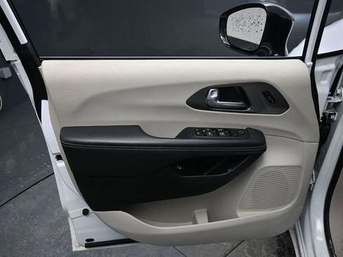 Used 2024 Chrysler Pacifica Select image 16