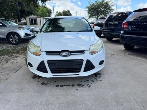 Used 2014 Ford Focus SE w/ SE Winter Package FWD image 3