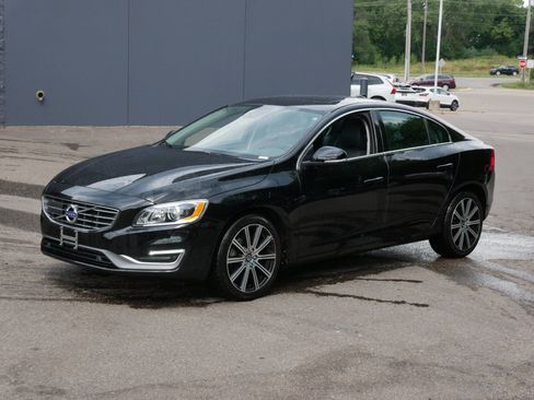 Used 2018 Volvo S60 T5 Inscription Platinum w/ Climate Package AWD/4WD image 3