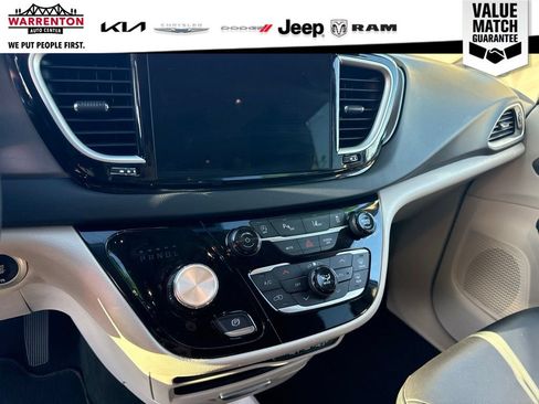 Used 2024 Chrysler Pacifica Touring-L FWD image 16