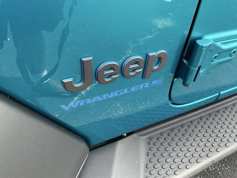 Used 2024 Jeep Wrangler Unlimited Rubicon 4xe w/ Technology Group AWD/4WD image 12
