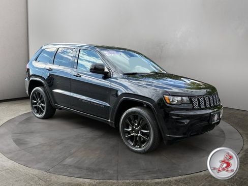 Used 2022 Jeep Grand Cherokee Laredo X AWD/4WD image 1