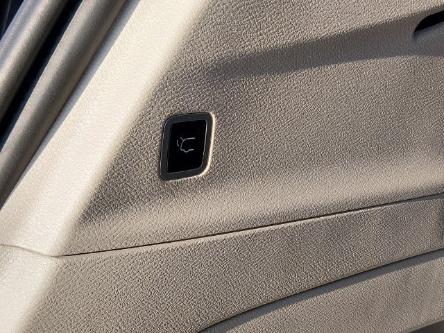 Used 2024 Chrysler Voyager LX FWD image 16