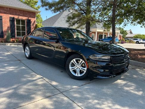Used 2021 Dodge Charger SXT w/ Leather Interior Group RWD image 4