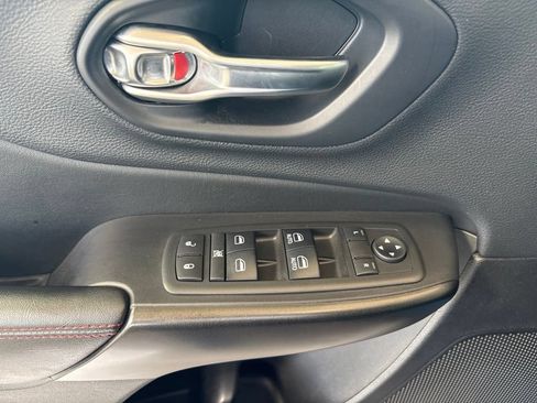 Used 2019 Jeep Cherokee Trailhawk w/ Cold Weather Group AWD/4WD image 10