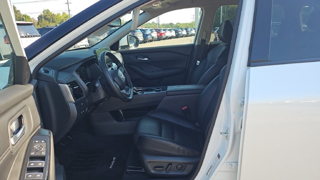 Certified 2026 Nissan Rogue SL AWD/4WD image 4