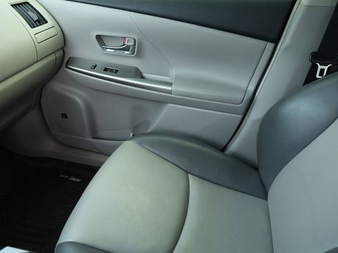 Used 2017 Toyota Prius V Five image 3