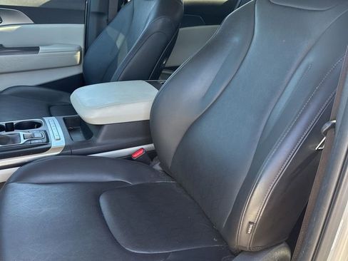 Used 2023 Kia Carnival LX FWD image 16