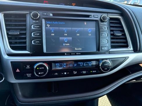 Used 2017 Toyota Highlander XLE AWD/4WD image 25