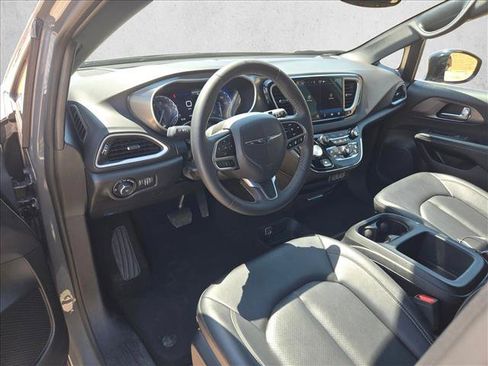 Used 2025 Chrysler Pacifica Select FWD image 10