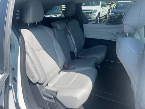 Used 2025 Toyota Sienna XLE FWD image 17
