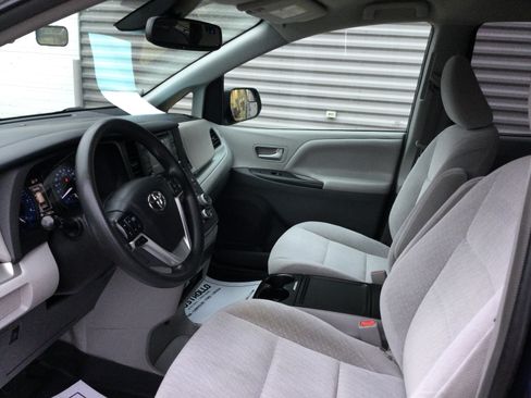 Used 2018 Toyota Sienna LE FWD image 9