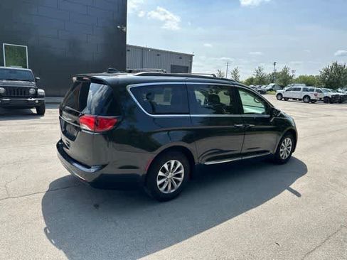 Used 2017 Chrysler Pacifica Touring-L FWD image 19
