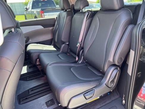 New 2026 Kia Carnival EX FWD image 23