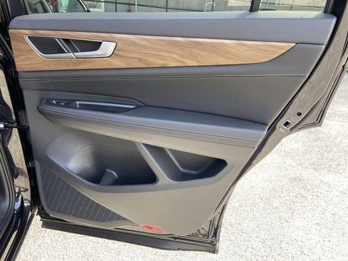 Used 2025 Volkswagen Atlas SE image 30