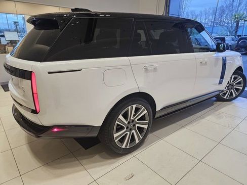 Used 2024 Land Rover Range Rover SV image 3