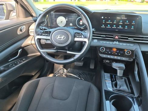 Used 2025 Hyundai Elantra SEL FWD image 30