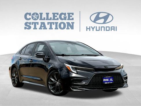 Used 2023 Toyota Corolla SE FWD image 3