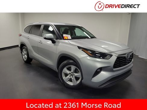 Used 2023 Toyota Highlander LE image 1