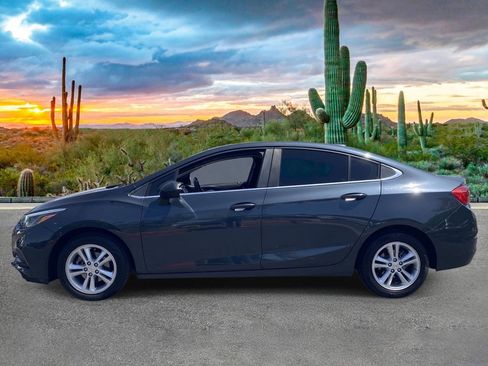 Used 2017 Chevrolet Cruze LT FWD image 6