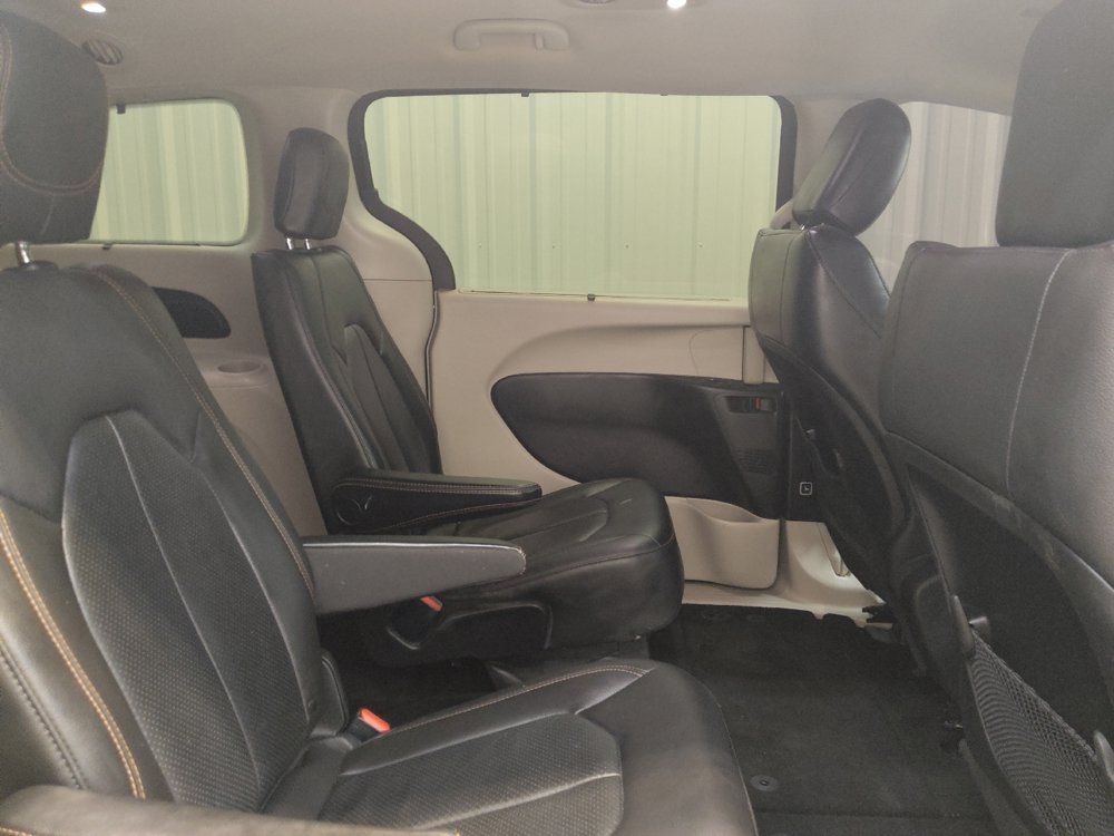 Used 2020 Chrysler Pacifica Touring-L FWD image 19
