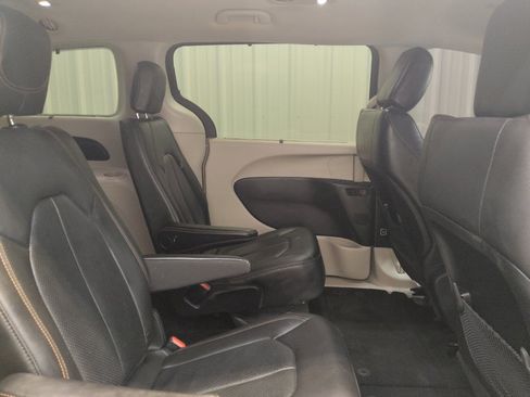 Used 2020 Chrysler Pacifica Touring-L FWD image 19
