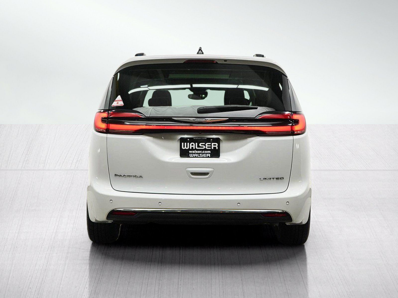 Used 2023 Chrysler Pacifica Limited FWD image 4