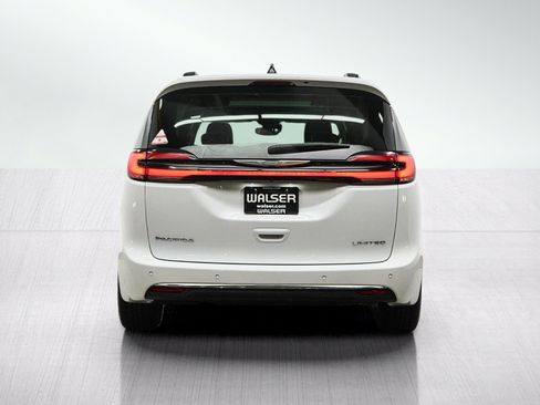 Used 2023 Chrysler Pacifica Limited FWD image 4