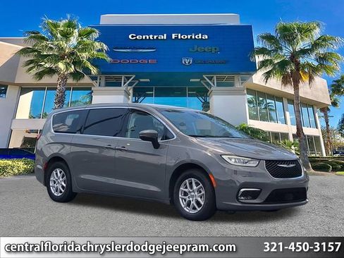 Used 2023 Chrysler Pacifica Touring-L FWD image 1