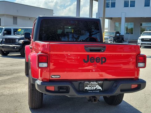 Used 2024 Jeep Gladiator Sport image 3