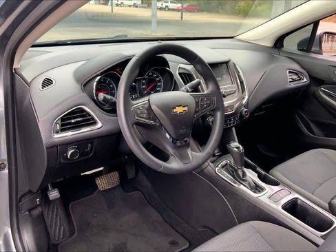 Used 2018 Chevrolet Cruze LT w/ Convenience Package image 18