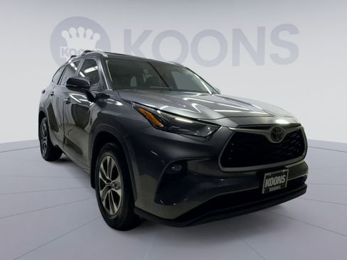 Used 2023 Toyota Highlander XLE FWD image 2
