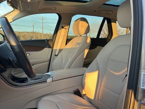 Used 2022 Mercedes-Benz GLC 300 4MATIC image 10