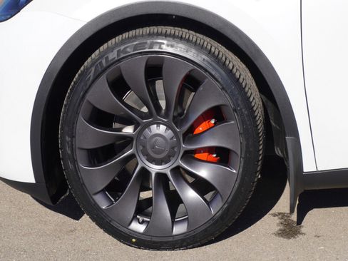 Used 2023 Tesla Model Y Performance image 7