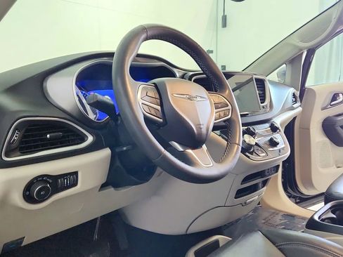 Used 2022 Chrysler Pacifica Touring-L image 30