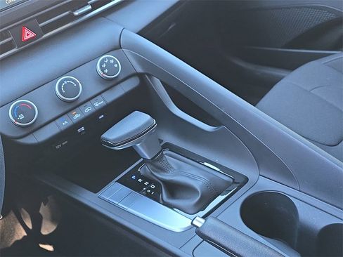 Used 2025 Hyundai Elantra SE image 24