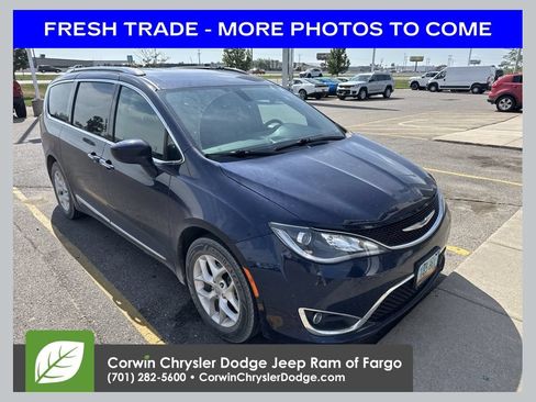 Used 2020 Chrysler Pacifica Touring-L FWD image 1